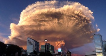 Calbuco volcano: eruption seen from business district