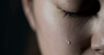 Tokyo Hotel: Women releasing a tear
