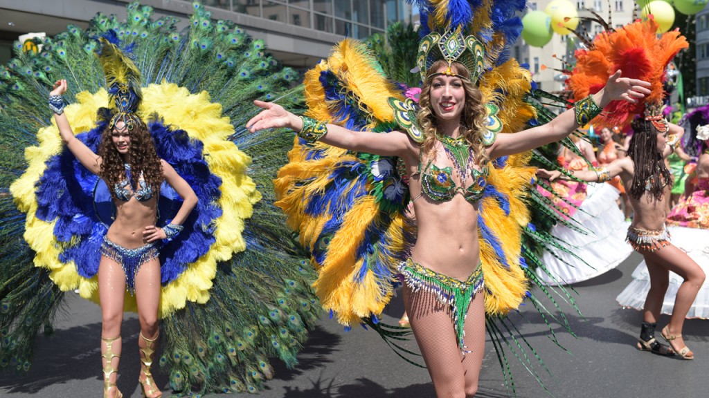 Mitglieder der Gruppe Sapucaiu no Samba tanzen am 24.05.2015 in Berlin beim Umzug des Karnevals der Kulturen. Foto: Rainer Jensen/dpa +++(c) dpa - Bildfunk+++